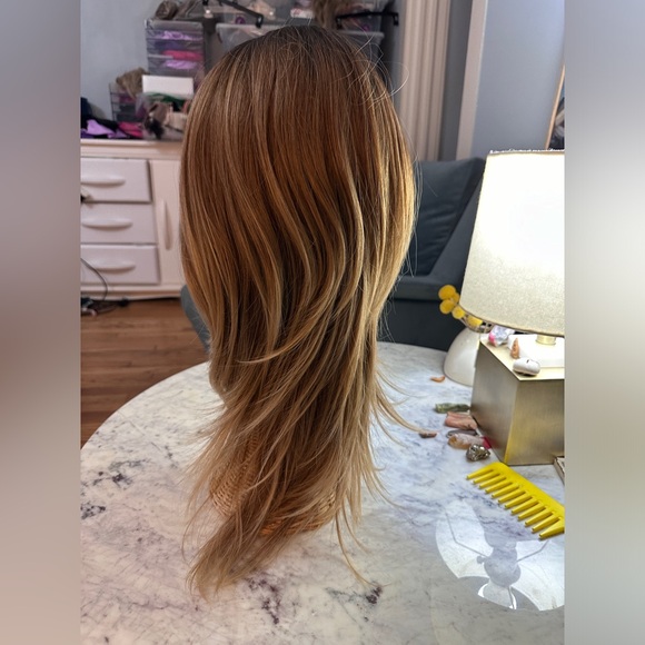 Unknown Amazon Wig Soft Layered Synthetic Fibers with Trimmed Bangs - Picture 6 of 15